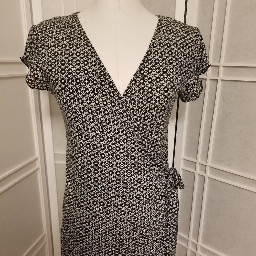 Woman's Black and White Short Sleeve Tunic